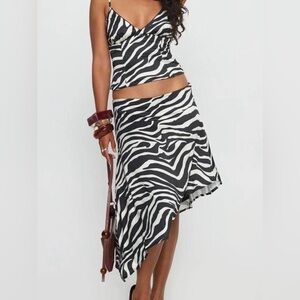 NWOT Cabernet Asymmetrical set zebra.